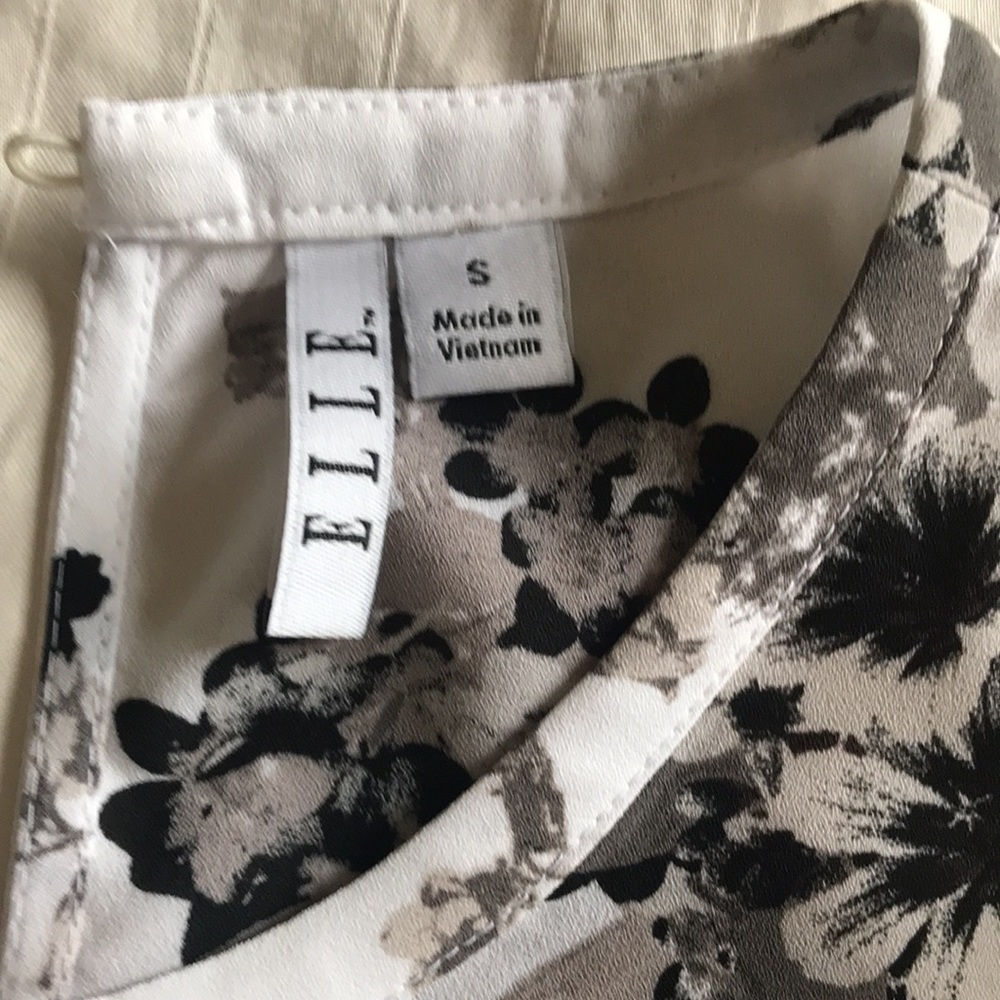 Pretty blouse. Shear, barely worn - Picture 2 of 5